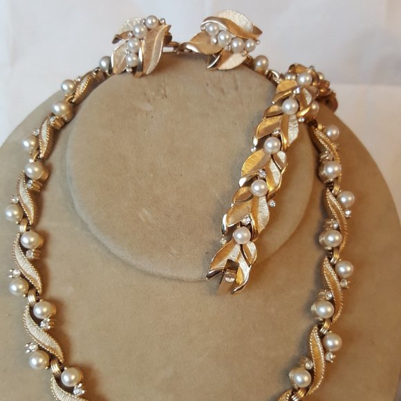 Trifari Jewelry - Vintage Trifari Pearl & Brushed Gold Designer Set Necklace, Earrings & Bracelet